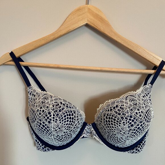 NWOT Victoria's Secret Bombshell Plunge Bra with lace detail - Picture 1 of 3